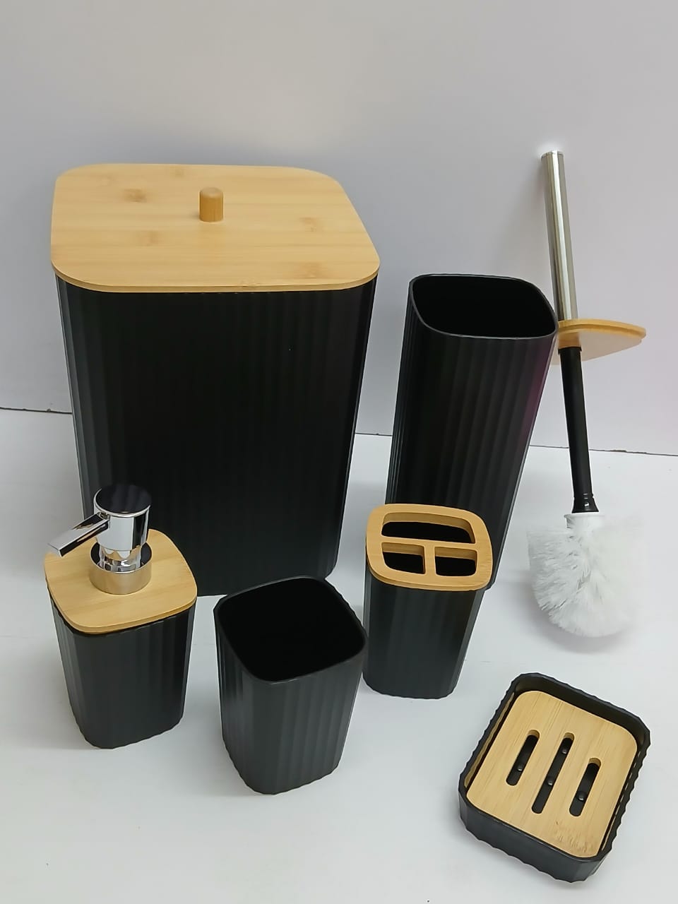BATHROOM ACCESSORIES SET