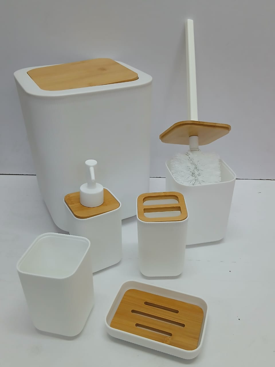 BATHROOM ACCESSORIES SET